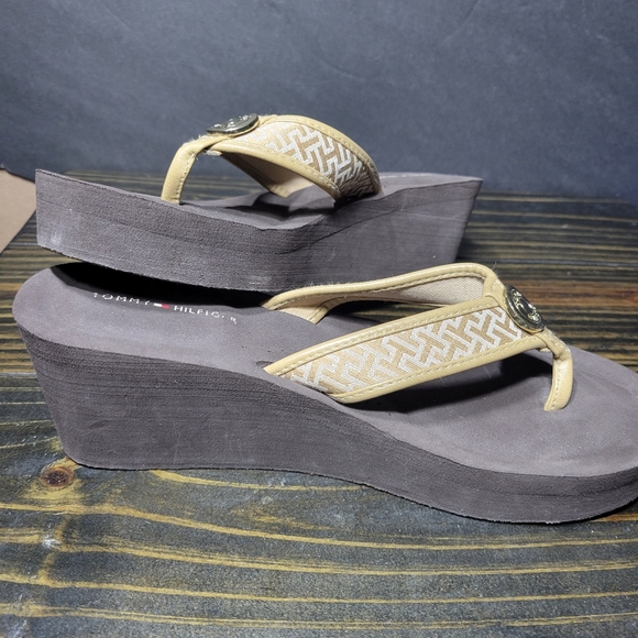 Tommy Hilfiger Wedge Summer Sandal Platform Flip Flops Tan TH pattern Straps, 8 - Picture 2 of 7